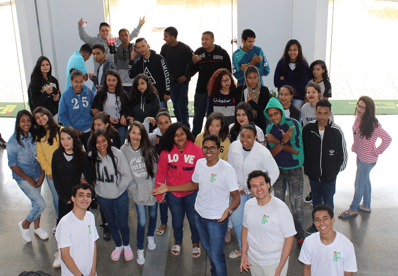 Alunos do Colégio Cinderela com o coordenador de Integração Empresa-Escola, Marco Aurélio dos Santos, e monitores do projeto IFG de Portas Abertas